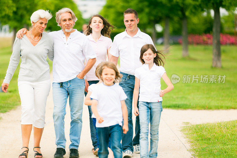 big family walking through the park重复图片